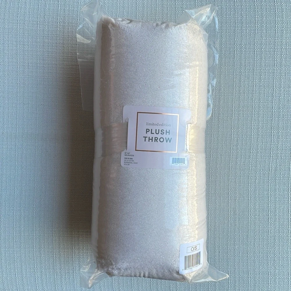 Ulta beauty Cozy Plush throw limited edition